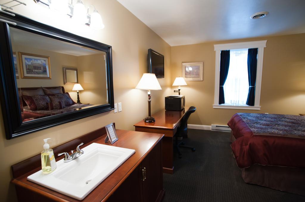 Beacon Hotel Oswego Bagian luar foto