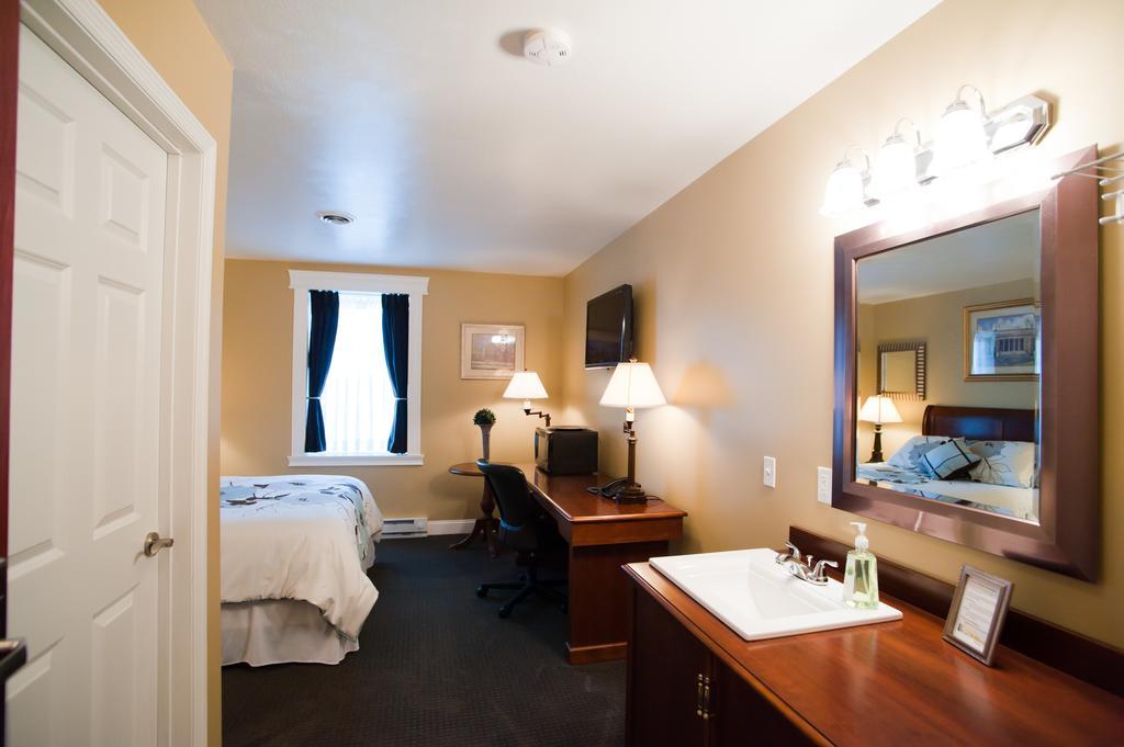 Beacon Hotel Oswego Bagian luar foto
