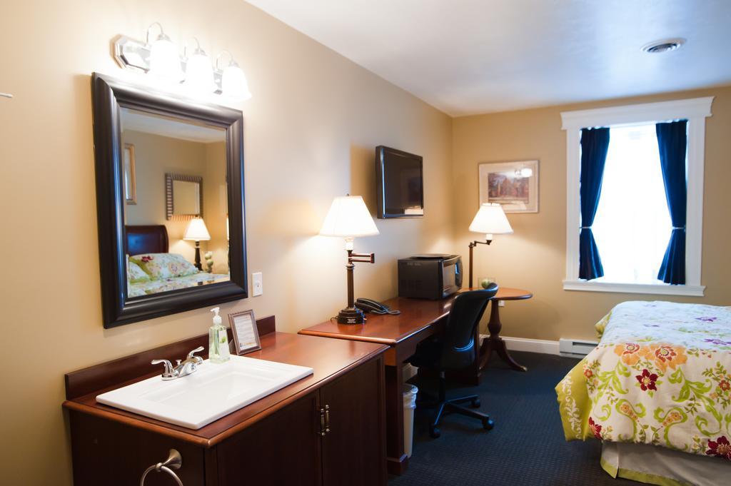 Beacon Hotel Oswego Bagian luar foto