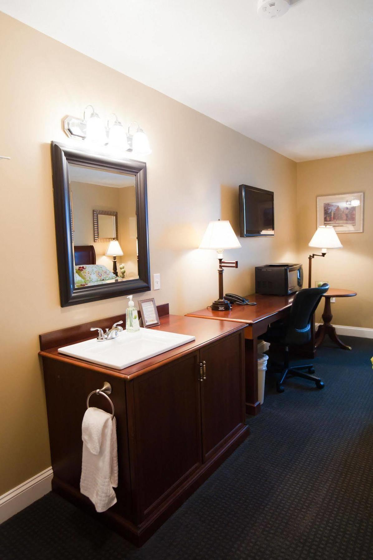 Beacon Hotel Oswego Bagian luar foto